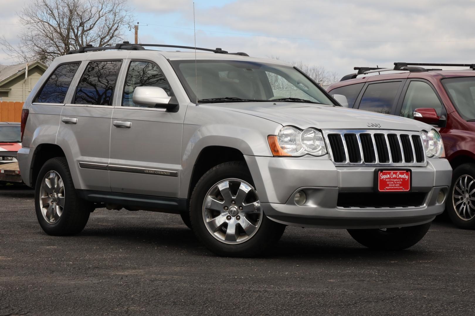 2008 SILVER JEEP GRAND CHEROKEE Limited 2WD (1J8HS58268C) with an 5.7L V8 OHV 16V engine, 5-SPEED AUTOMATIC transmission, located at 420 E. Kingsbury St., Seguin, TX, 78155, (830) 401-0495, 29.581060, -97.961647 - Photo#0